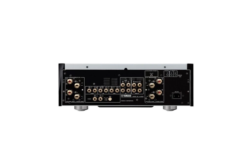 Panel de conexiones de un amplificador integrado.